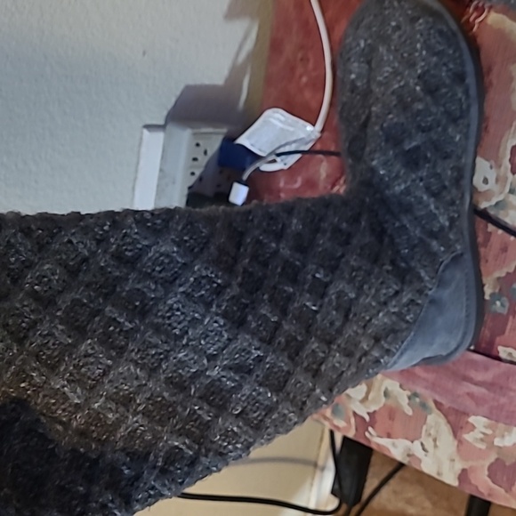 Like New: UGG lattice cardy II Grey button sweater winter boots Size 8 - Picture 4 of 12